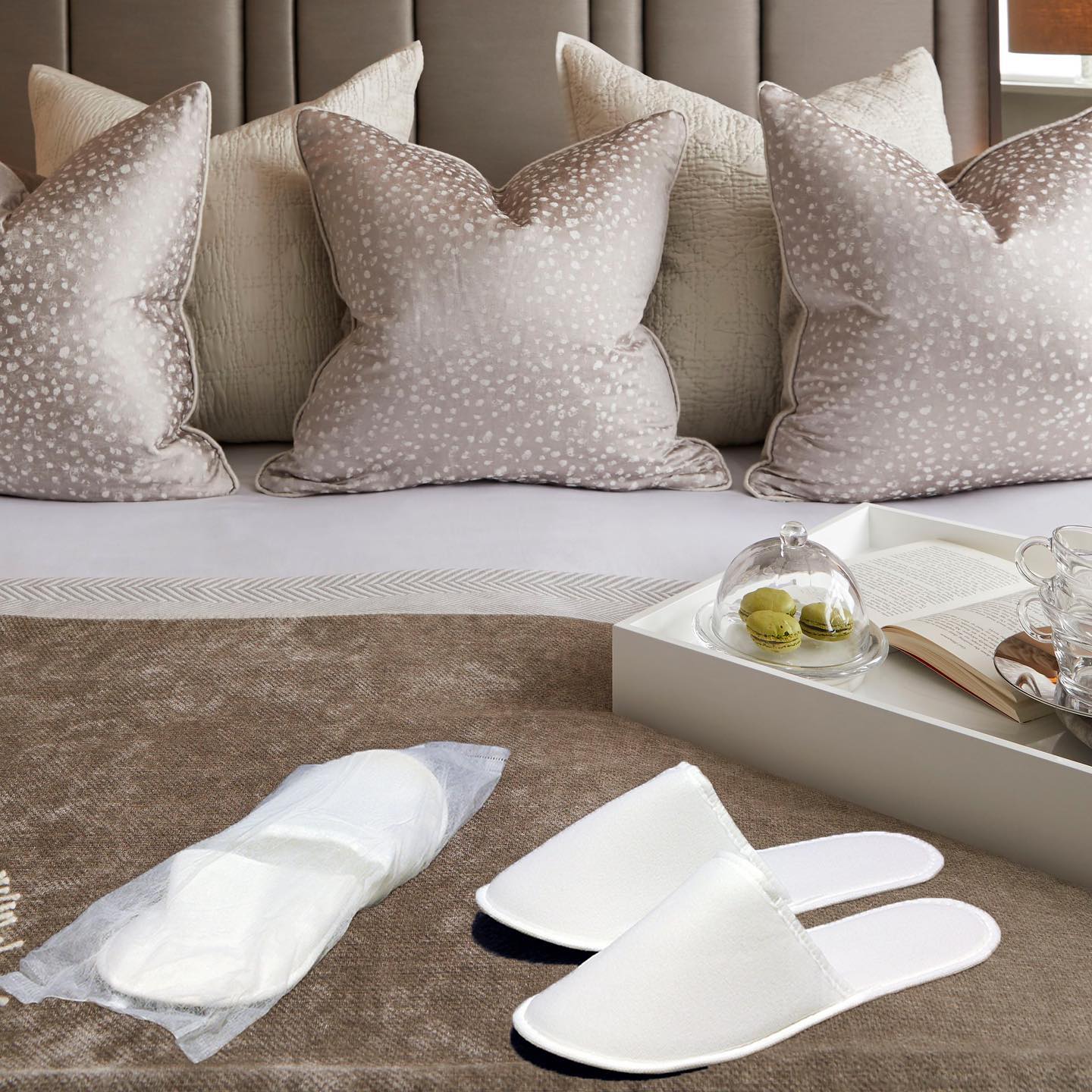 Chochili 420 Pairs Fabric Packed Non-Woven Disposable Hotel Slippers for Airbnb Spa Wedding Guests Adult Men Women Size 10-11, White - supplyity