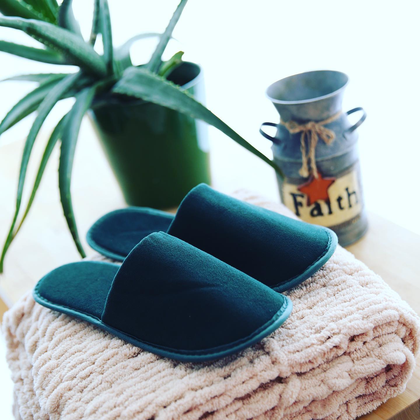 Chochili Black 10 Pairs Fabric Packed Terry Cotton Disposable Hotel Slippers for Airbnb Spa Wedding Guests Adult Men Women Size 10-11 - supplyity