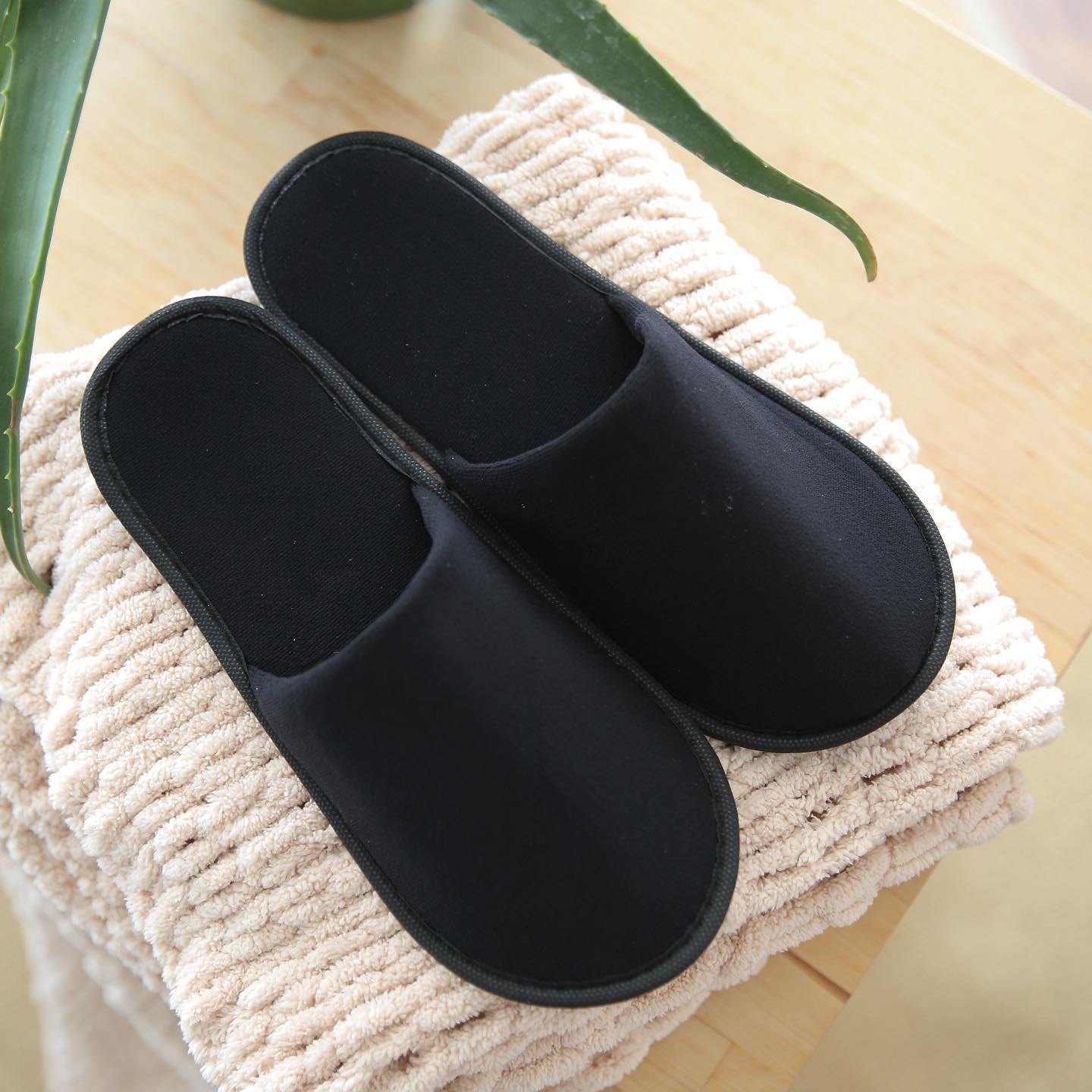 Chochili Black 10 Pairs Fabric Packed Terry Cotton Disposable Hotel Slippers for Airbnb Spa Wedding Guests Adult Men Women Size 10-11 - supplyity