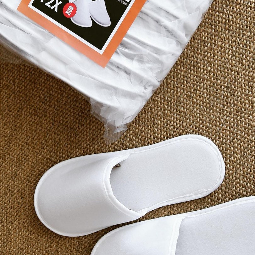 Chochili 5 Pairs Fabric Packed Non-Woven Disposable Hotel Slippers for Airbnb Spa Wedding Guests Adult Men Women Size 10-11, White - supplyity